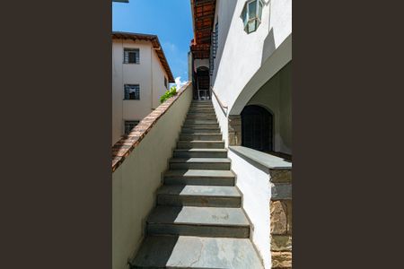 Casa à venda com 325m², 6 quartos e 2 vagas Casa à venda com 325m², 6 quartos e 2 vagasEscada