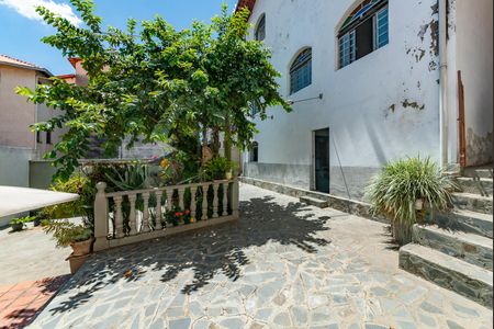 Casa à venda com 325m², 6 quartos e 2 vagas Casa à venda com 325m², 6 quartos e 2 vagasQuintal