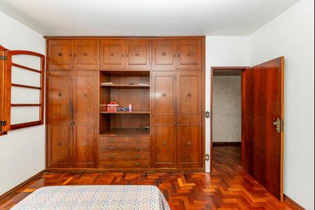 Casa à venda com 325m², 6 quartos e 2 vagas Casa à venda com 325m², 6 quartos e 2 vagasQuarto 2