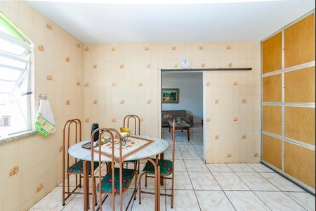 Casa à venda com 325m², 6 quartos e 2 vagas Casa à venda com 325m², 6 quartos e 2 vagasCozinha