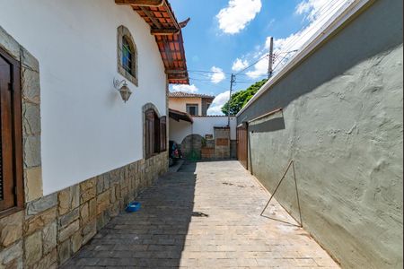 Casa à venda com 325m², 6 quartos e 2 vagas Casa à venda com 325m², 6 quartos e 2 vagasGaragem