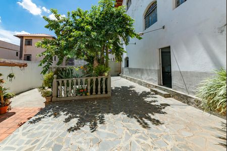 Casa à venda com 325m², 6 quartos e 2 vagas Casa à venda com 325m², 6 quartos e 2 vagasQuintal