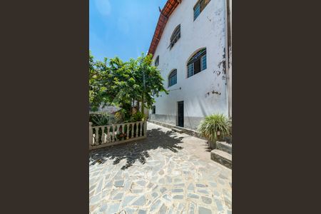 Casa à venda com 325m², 6 quartos e 2 vagas Casa à venda com 325m², 6 quartos e 2 vagasQuintal