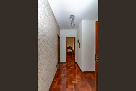 Casa à venda com 325m², 6 quartos e 2 vagas Casa à venda com 325m², 6 quartos e 2 vagasCorredor
