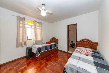 Casa à venda com 325m², 6 quartos e 2 vagas Casa à venda com 325m², 6 quartos e 2 vagasSuíte