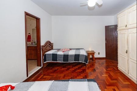 Casa à venda com 325m², 6 quartos e 2 vagas Casa à venda com 325m², 6 quartos e 2 vagasSuíte