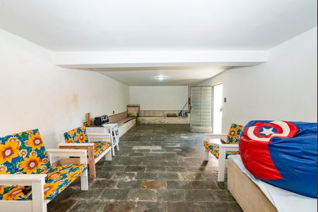 Casa à venda com 325m², 6 quartos e 2 vagas Casa à venda com 325m², 6 quartos e 2 vagasQuintal