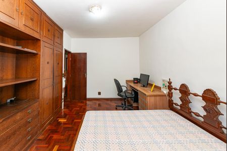 Casa à venda com 325m², 6 quartos e 2 vagas Casa à venda com 325m², 6 quartos e 2 vagasQuarto 2