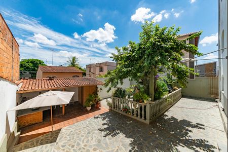 Casa à venda com 325m², 6 quartos e 2 vagas Casa à venda com 325m², 6 quartos e 2 vagasQuintal