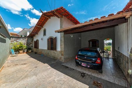 Casa à venda com 325m², 6 quartos e 2 vagas Casa à venda com 325m², 6 quartos e 2 vagasGaragem