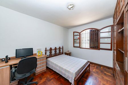 Casa à venda com 325m², 6 quartos e 2 vagas Casa à venda com 325m², 6 quartos e 2 vagasQuarto 2