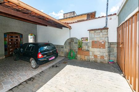 Casa à venda com 325m², 6 quartos e 2 vagas Casa à venda com 325m², 6 quartos e 2 vagasGaragem