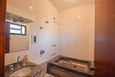 Casa à venda com 580m², 8 quartos e 8 vagasBanheiro da Suíte 2