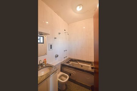 Casa à venda com 580m², 8 quartos e 8 vagasBanheiro da Suíte 2