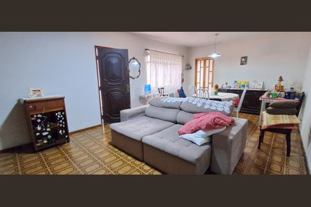 Casa à venda com 218m², 4 quartos e 2 vagas Casa à venda com 218m², 4 quartos e 2 vagasSala