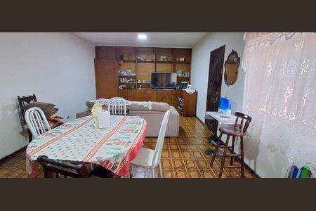 Casa à venda com 218m², 4 quartos e 2 vagas Casa à venda com 218m², 4 quartos e 2 vagasSala