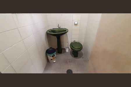 Casa para alugar com 998m², 5 quartos e 4 vagasBanheiro da Área de Serviço