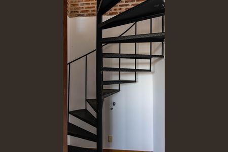 Apartamento à venda com 60m², 1 quarto e 1 vaga Apartamento à venda com 60m², 1 quarto e 1 vagaEscada