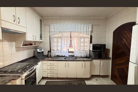 Casa à venda com 221m², 3 quartos e 2 vagas Casa à venda com 221m², 3 quartos e 2 vagasCozinha