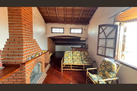 Casa à venda com 221m², 3 quartos e 2 vagas Casa à venda com 221m², 3 quartos e 2 vagasSótão