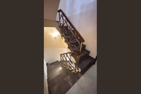 Casa à venda com 221m², 3 quartos e 2 vagas Casa à venda com 221m², 3 quartos e 2 vagasEscada