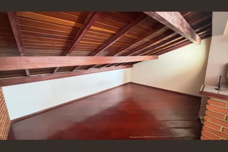 Casa à venda com 221m², 3 quartos e 2 vagas Casa à venda com 221m², 3 quartos e 2 vagasSótão