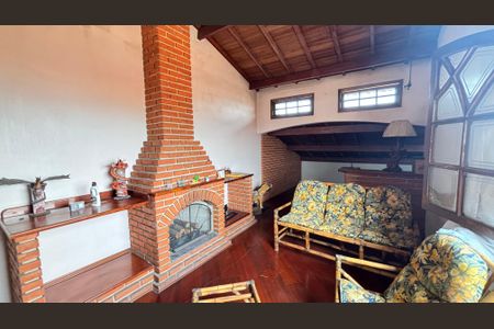 Casa à venda com 221m², 3 quartos e 2 vagas Casa à venda com 221m², 3 quartos e 2 vagasSótão