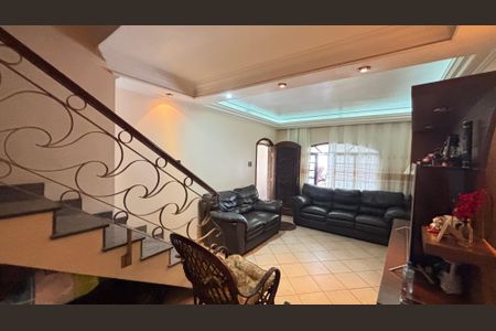 Casa à venda com 221m², 3 quartos e 2 vagas Casa à venda com 221m², 3 quartos e 2 vagasSala