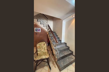 Casa à venda com 221m², 3 quartos e 2 vagas Casa à venda com 221m², 3 quartos e 2 vagasEscada