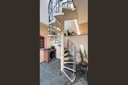 Casa à venda com 221m², 3 quartos e 2 vagas Casa à venda com 221m², 3 quartos e 2 vagasEscada