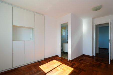 Apartamento à venda com 130m², 4 quartos e 2 vagasSuíte 1