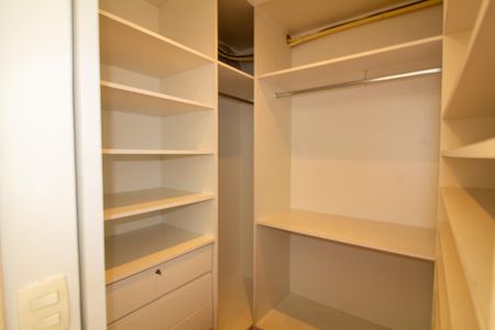 Apartamento para alugar com 96m², 2 quartos e 2 vagas Apartamento para alugar com 96m², 2 quartos e 2 vagasCloset da suíte 2