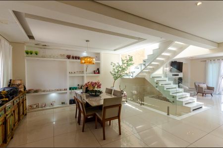 Casa para alugar com 390m², 3 quartos e 6 vagas Casa para alugar com 390m², 3 quartos e 6 vagasSala de jantar