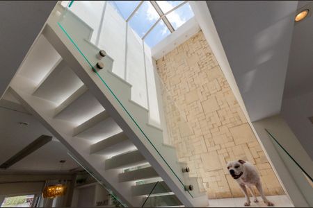 Casa para alugar com 390m², 3 quartos e 6 vagas Casa para alugar com 390m², 3 quartos e 6 vagasEscada