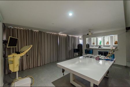 Casa para alugar com 390m², 3 quartos e 6 vagas Casa para alugar com 390m², 3 quartos e 6 vagasÁrea comum - Sala de Jogos