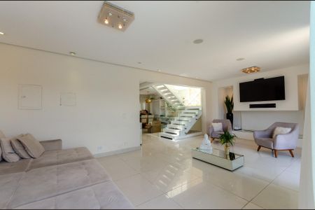 Casa para alugar com 390m², 3 quartos e 6 vagas Casa para alugar com 390m², 3 quartos e 6 vagasSala