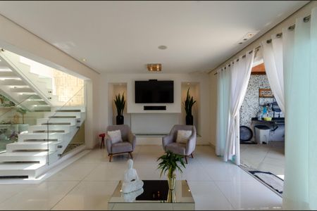 Casa para alugar com 390m², 3 quartos e 6 vagas Casa para alugar com 390m², 3 quartos e 6 vagasSala