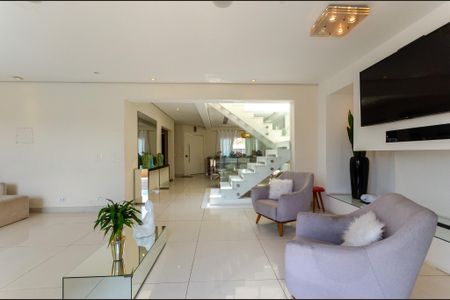 Casa para alugar com 390m², 3 quartos e 6 vagas Casa para alugar com 390m², 3 quartos e 6 vagasSala