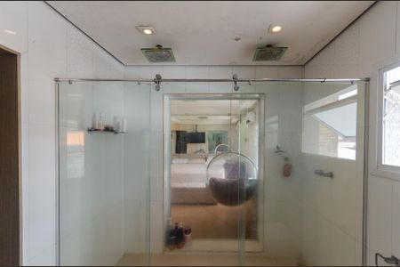 Casa para alugar com 390m², 3 quartos e 6 vagas Casa para alugar com 390m², 3 quartos e 6 vagasSuíte 1 - banheiro