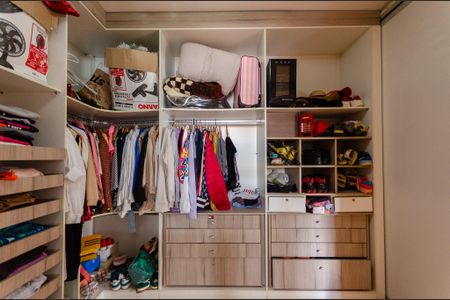 Casa para alugar com 390m², 3 quartos e 6 vagas Casa para alugar com 390m², 3 quartos e 6 vagasSuíte 1 - closet