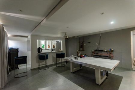 Casa para alugar com 390m², 3 quartos e 6 vagas Casa para alugar com 390m², 3 quartos e 6 vagasÁrea comum - Sala de Jogos