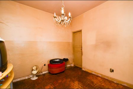 Casa à venda com 300m², 2 quartos e 8 vagasSala