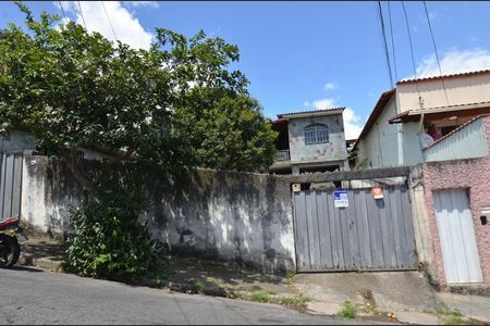 Casa à venda com 300m², 2 quartos e 8 vagasFachada