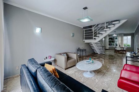 Casa à venda com 250m², 3 quartos e 3 vagasSala