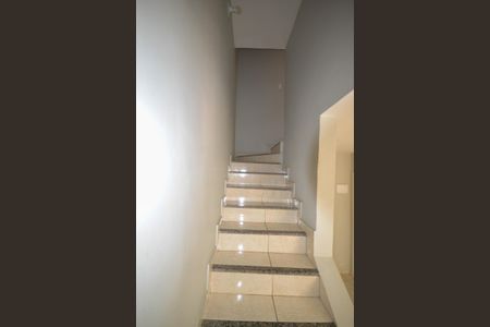 Casa para alugar com 70m², 2 quartos e 1 vagaEscada