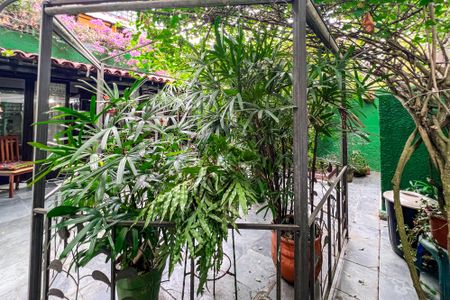 Casa de condomínio para alugar com 210m², 3 quartos e 2 vagasQuintal