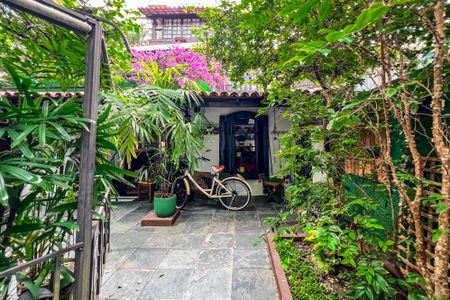 Casa de condomínio para alugar com 210m², 3 quartos e 2 vagasQuintal