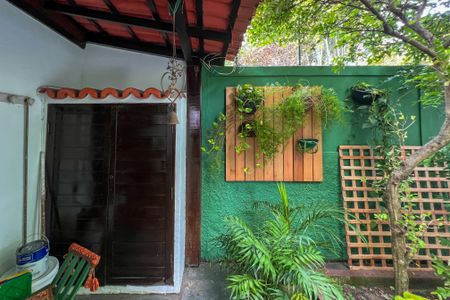 Casa de condomínio para alugar com 210m², 3 quartos e 2 vagasQuintal