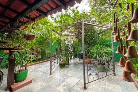 Casa de condomínio para alugar com 210m², 3 quartos e 2 vagasQuintal