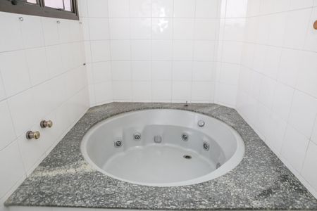 Apartamento para alugar com 180m², 4 quartos e 3 vagas Apartamento para alugar com 180m², 4 quartos e 3 vagasBanheiro da Suíte 1